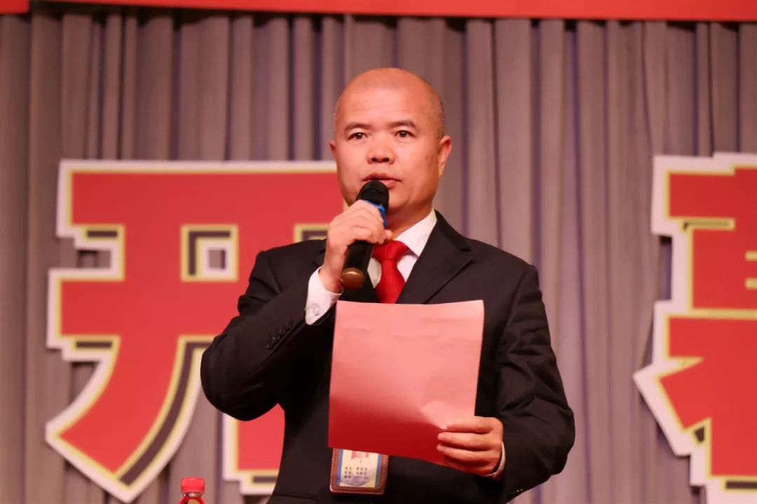 黄楚强副校长在东城校区宣布读书节开幕著名儿童文学家,曾入选"书香