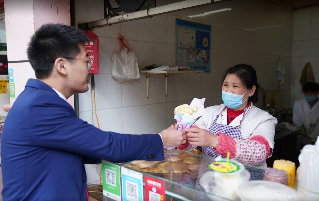 —曾秋云 香麦巴食品老板娘徐娟是重庆人,随大潮来了上海,这一干就