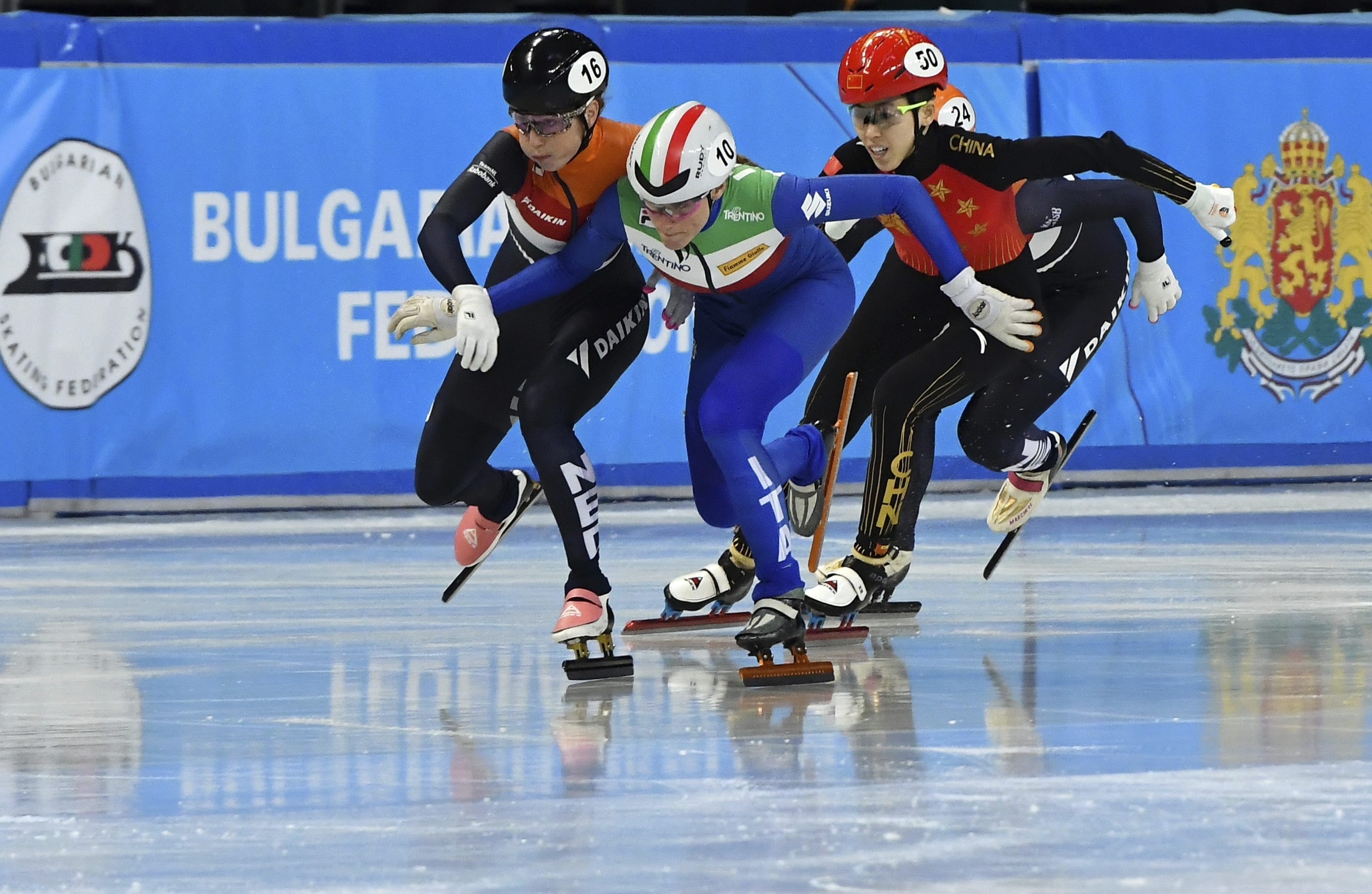 短道速滑世锦赛武大靖范可新500米摘银