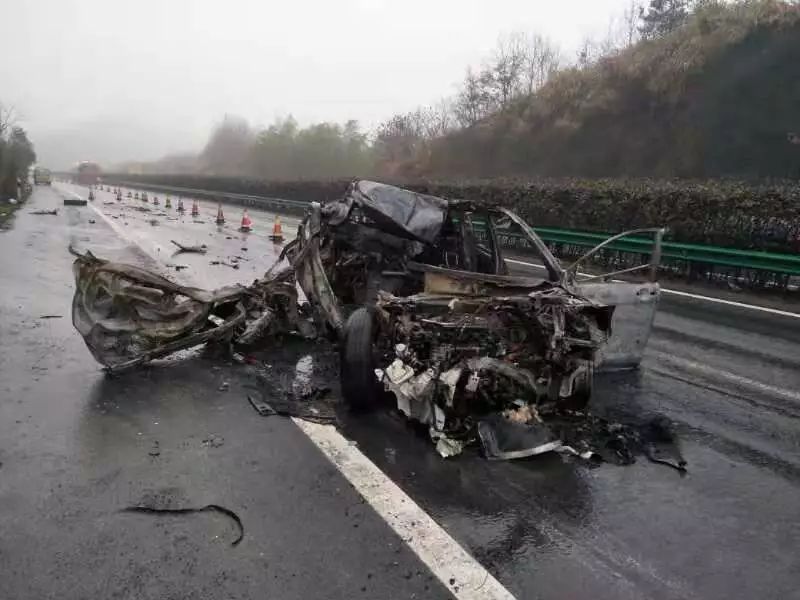 最近安徽高速车祸现场图片