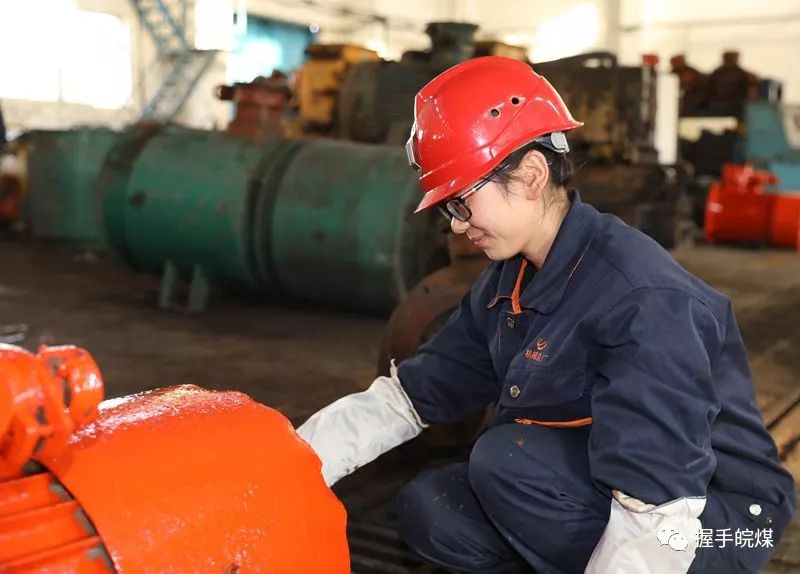 錢營孜煤礦(張峰 毛焦)她們每天忙碌地穿梭於主井絞車房,礦燈房,汙水