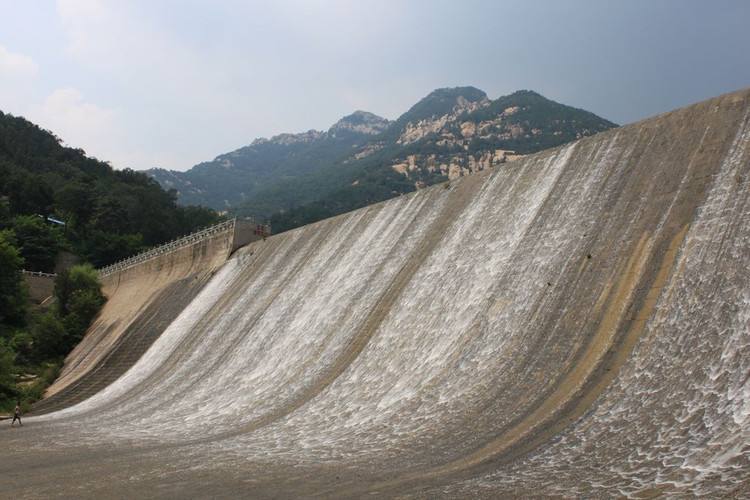 泰山龙潭瀑布图片