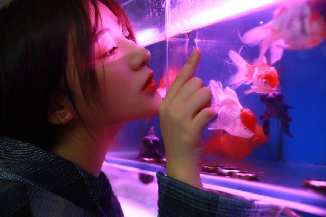 杨伊墨最新写真 化身为水族馆精灵