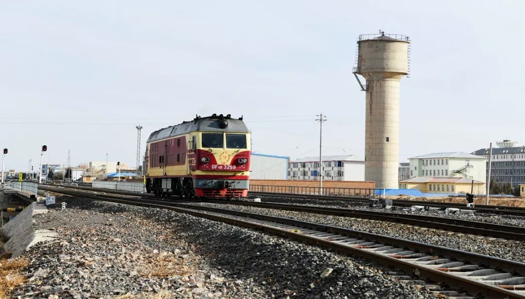 k995次旅客列车继续飞驰换挂大板机务段配属的火车头——df4dk机车