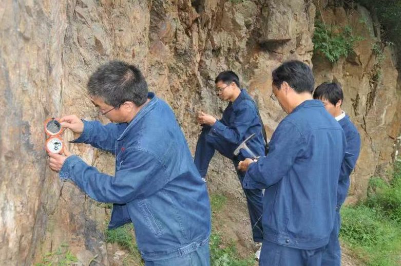 洛阳市人民政府与河南省地矿局签订了战略合作协议