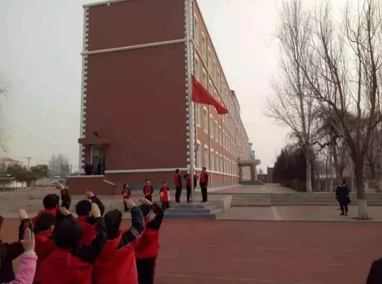 阿尔乡九年制学校举行了雷锋日升旗仪式.返回搜狐,查看更多