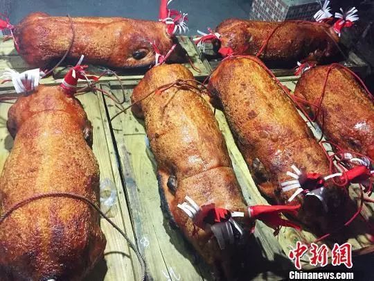 制作过程进行了报道,而在毗邻顺德的广东台山,色香味俱佳的烧猪腌制
