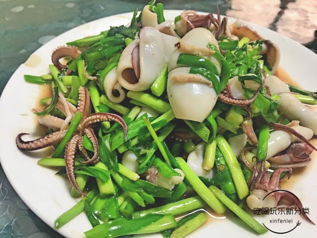 梧桐花炒韭菜是非常老的一道东北菜,在很多饭店已经吃不到了.