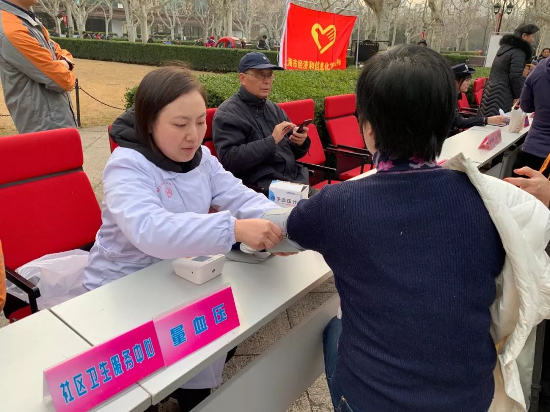 南京东路街道社区卫生服务中心医务人员来到三德居委开展"学雷锋为民