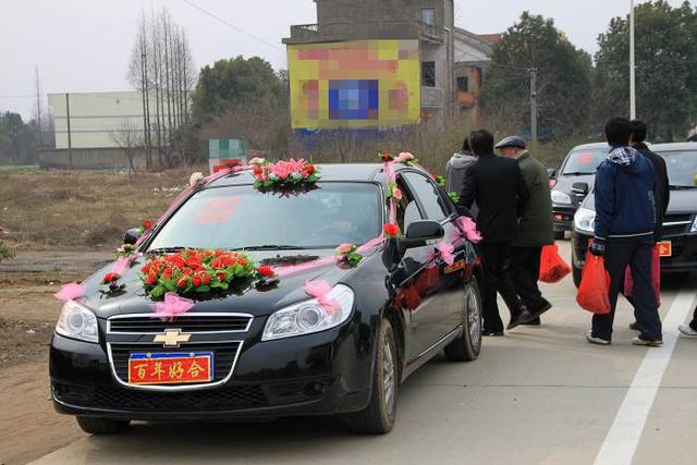 農村婚車和喪車相遇,應該誰讓誰?老農:其中有講究,不能胡來