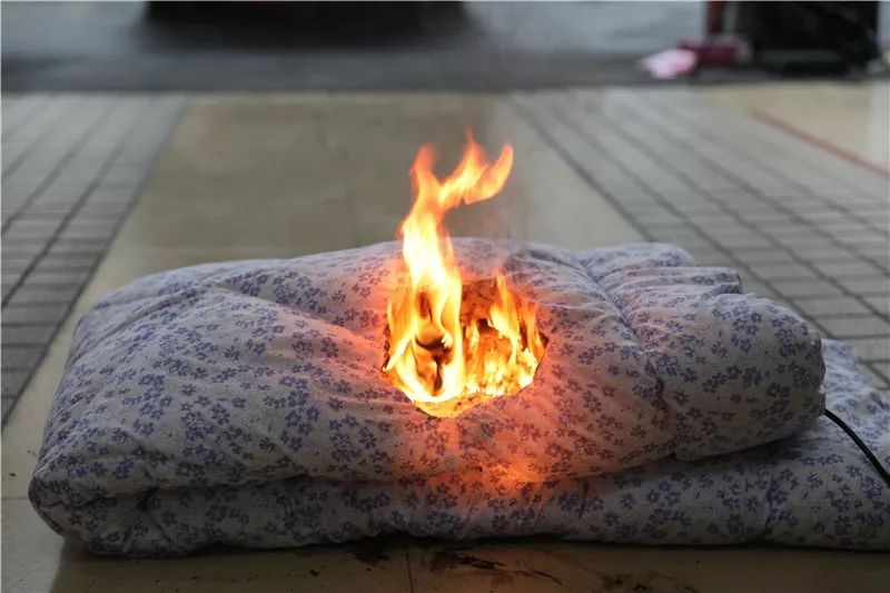 焚烧棉被图片