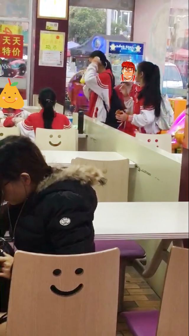 小学女孩抽烟饭店图片