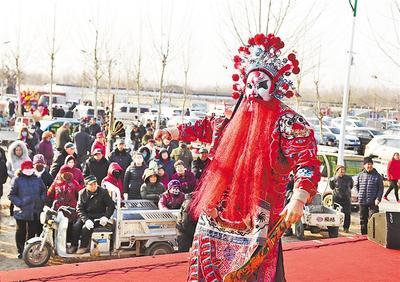 河北文明网 涿州市燕萍梆子剧团演员在三城村