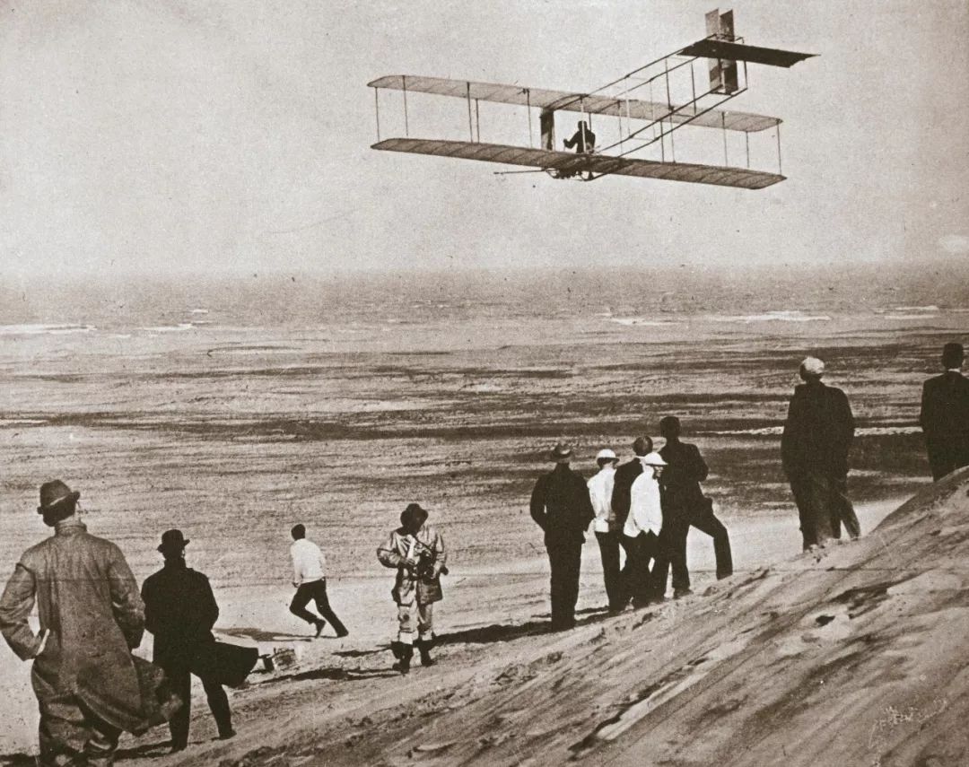 1903年,美国人莱特兄弟发明了飞机