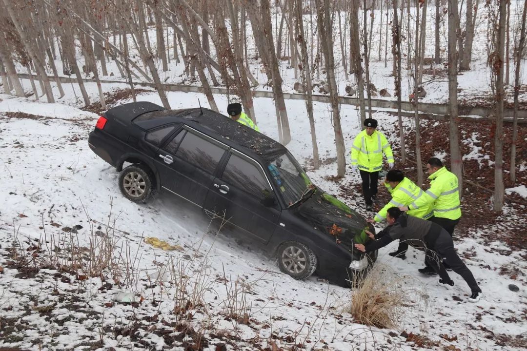 博州道路结冰交警连续救助