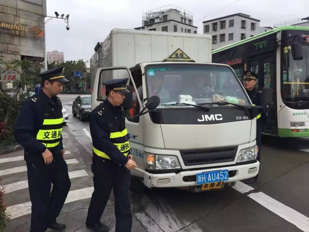 陰雨的週末交通執法人員堅守崗位為您帶來陽光