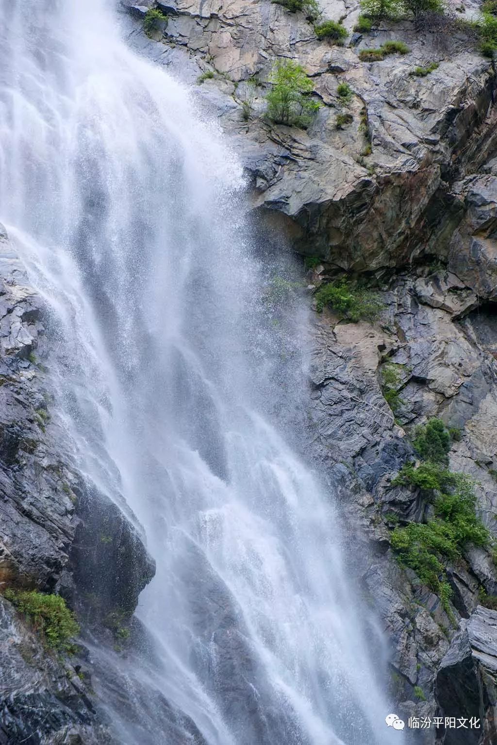 临汾这处悬泉飞瀑,流水潺潺,飞瀑直泻