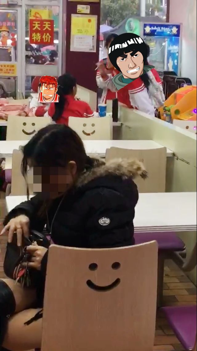 小学女孩抽烟饭店图片