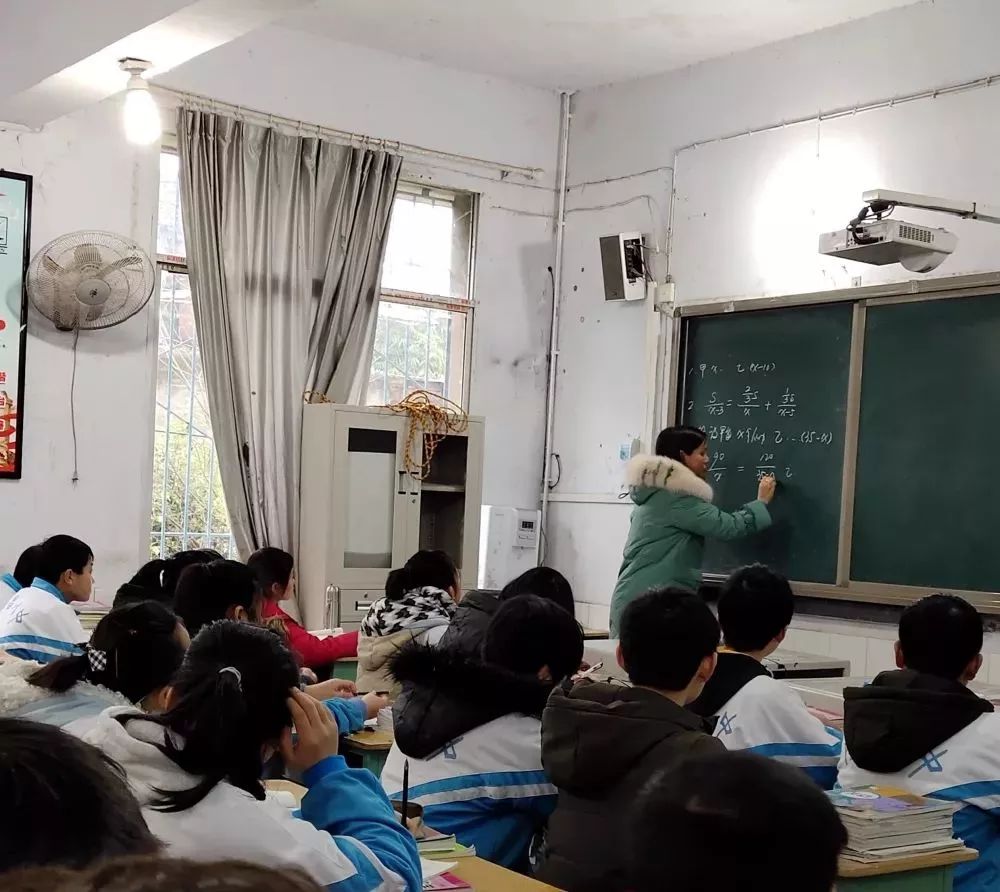 隆昌八中的女神教师们忠实地履行着自己的职责,以饱满的热情投入工作