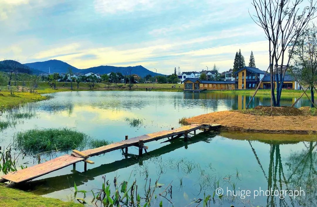 这里青山绿水,风景怡人,宛如仙境以茅山自然山水为依托仙姑村地处茅山