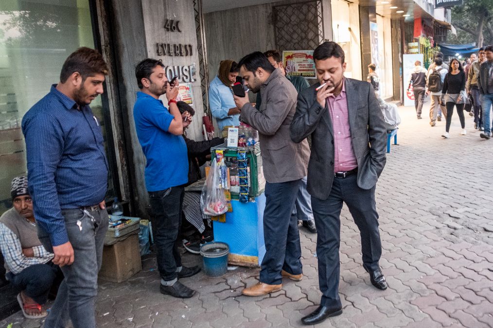 原创印度街头实拍:抽烟的人不多,奇葩小卖铺墙上挂根麻绳供人们点烟