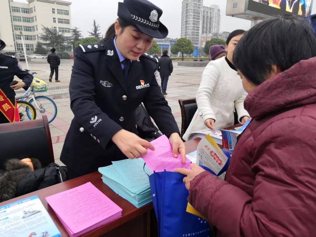 三八节致敬女警果城女警铿锵玫瑰