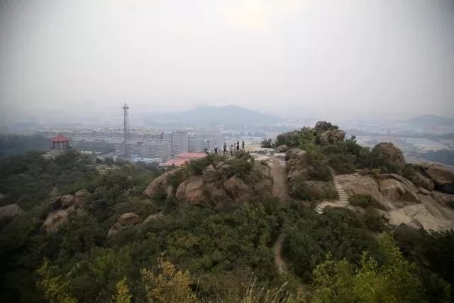 药山,其大小九个山峰,如同形态各异的莲花,故名九顶莲花山,是济南