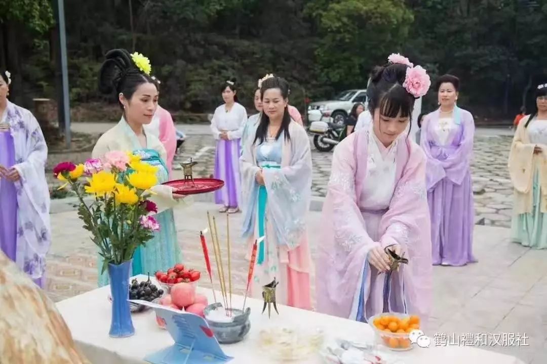 花朝节又称"花神节"百花生日"挑菜节"等,一个美丽的节期日,它原本