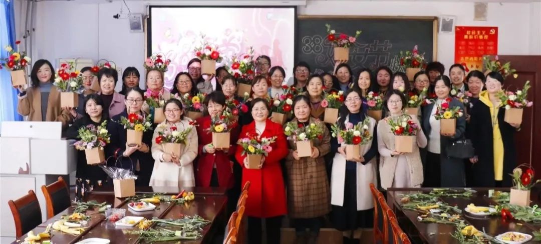 校园 东港女教师的幸福节日