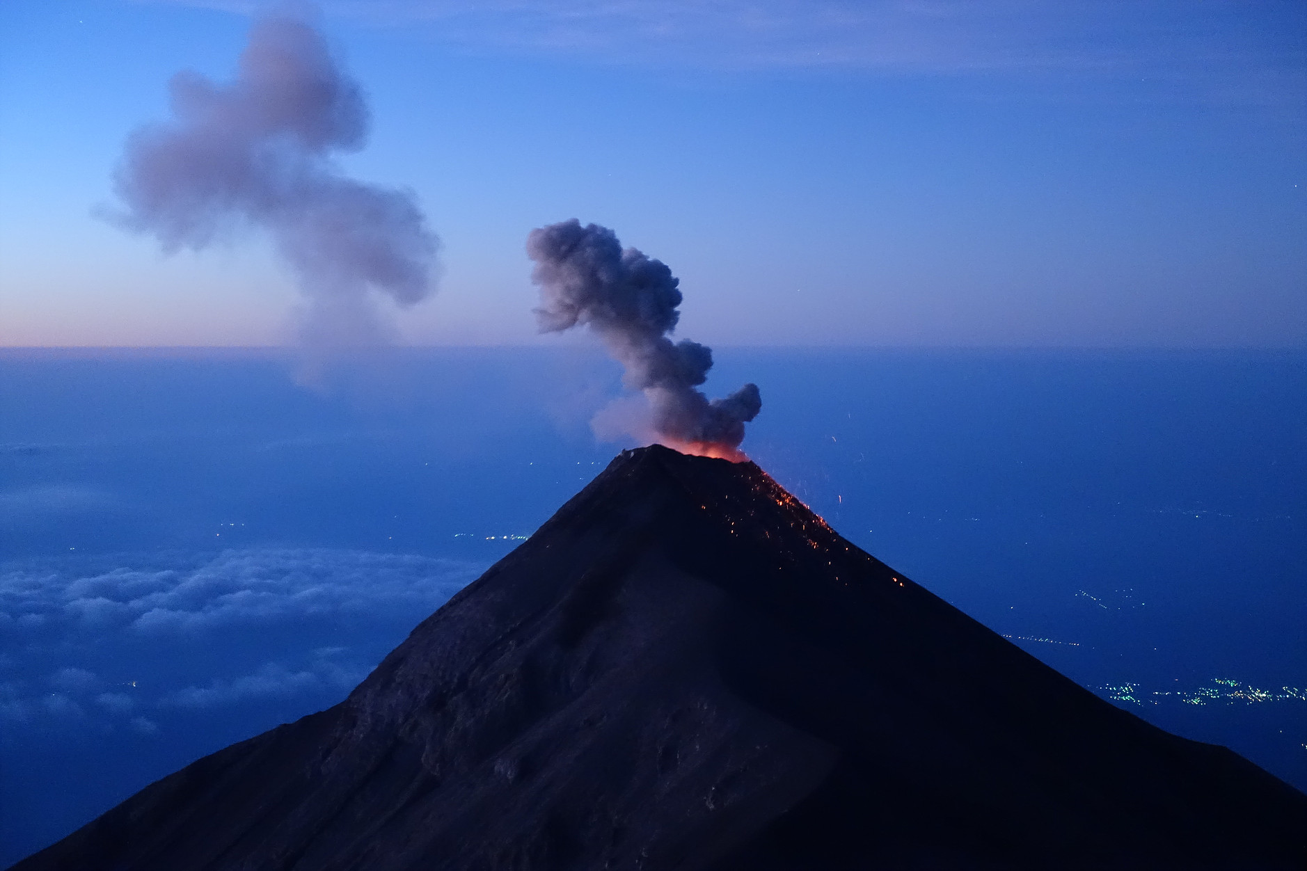 危地马拉值得去的火山,富埃戈火山和阿卡特南戈火山