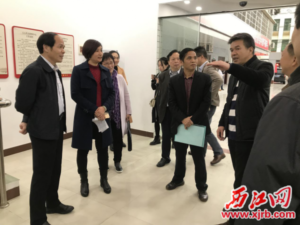 市人大常委会副主任伍建昌,区人大常委会主任梁祥达,副主任刘