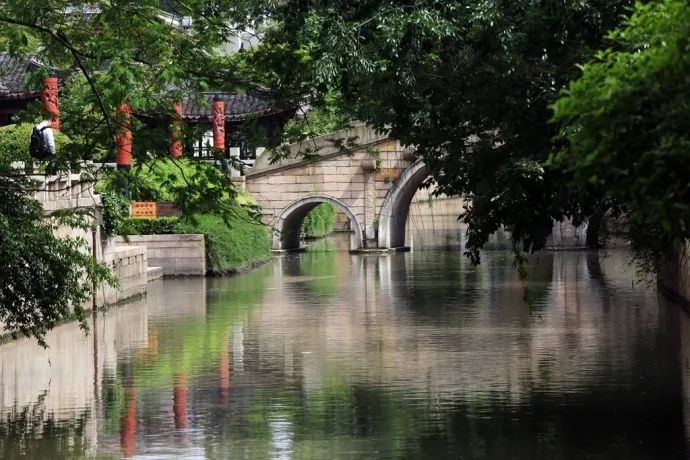 「诗词日历」凤凰山下雨初晴,水风清,晚霞明._江城子