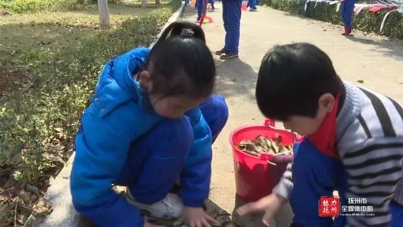 位小志愿者们一起,在临川九小校长徐志凡的带领下走进市社会福利中心