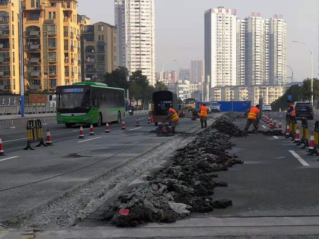 從3月6號開始,懷化城區主幹道順天路順天公跨鐵路橋迎來投入使用後的