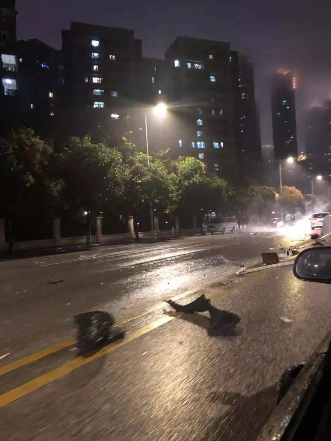 下雨天车祸图片真实图片