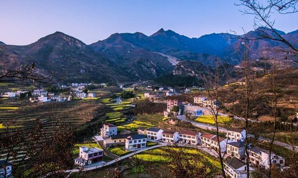 從漢陰縣城驅車向南沿盤山路而上,翻越海拔兩千米的鳳凰山顛,有一處