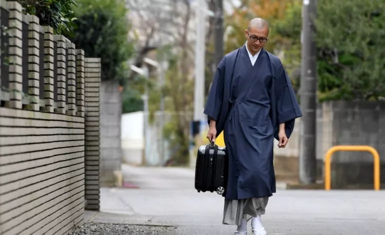 日本僧人的日常穿着(图片来源:star2)僧服便是误导我们称呼道袍