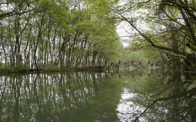 潛口民宅:位於黃山市徽州區巖寺鎮潛口村,紫霞峰南麓.