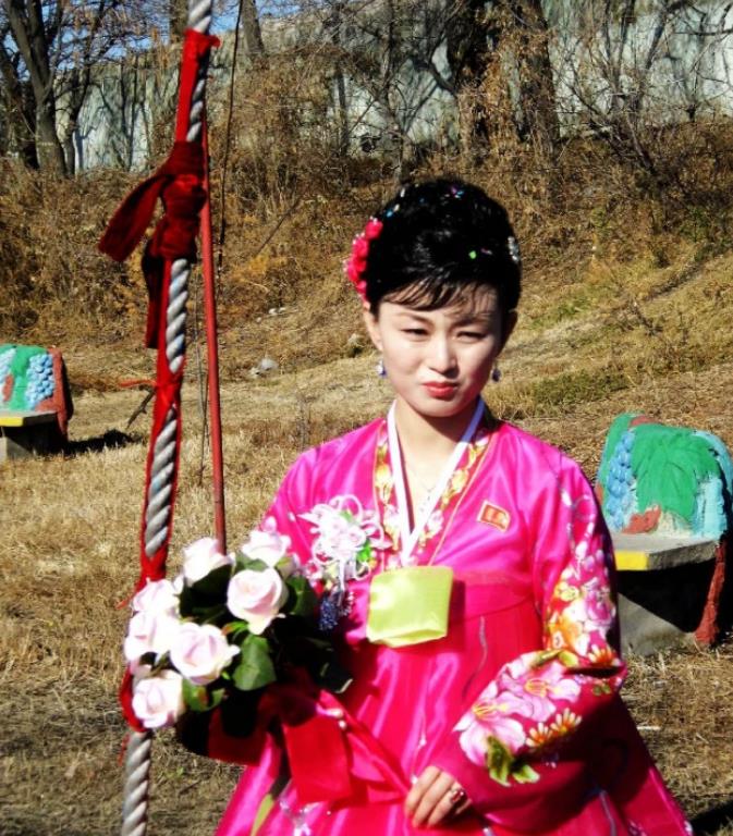 实拍朝鲜姑娘穿民族服装的朝鲜女子有多漂亮