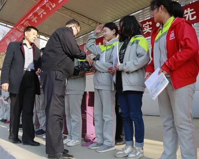 中国梦要靠你们来实现"3月11日,在沂水县泉庄镇初级中学的操场上