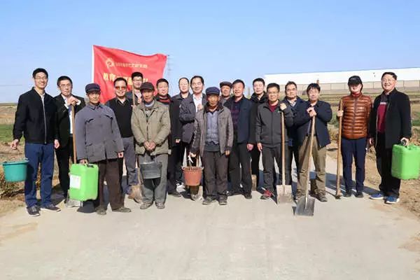 帶隊到包聯村嵐山區高興鎮畢家村和巨峰鎮費家官莊村開展義務植樹活動