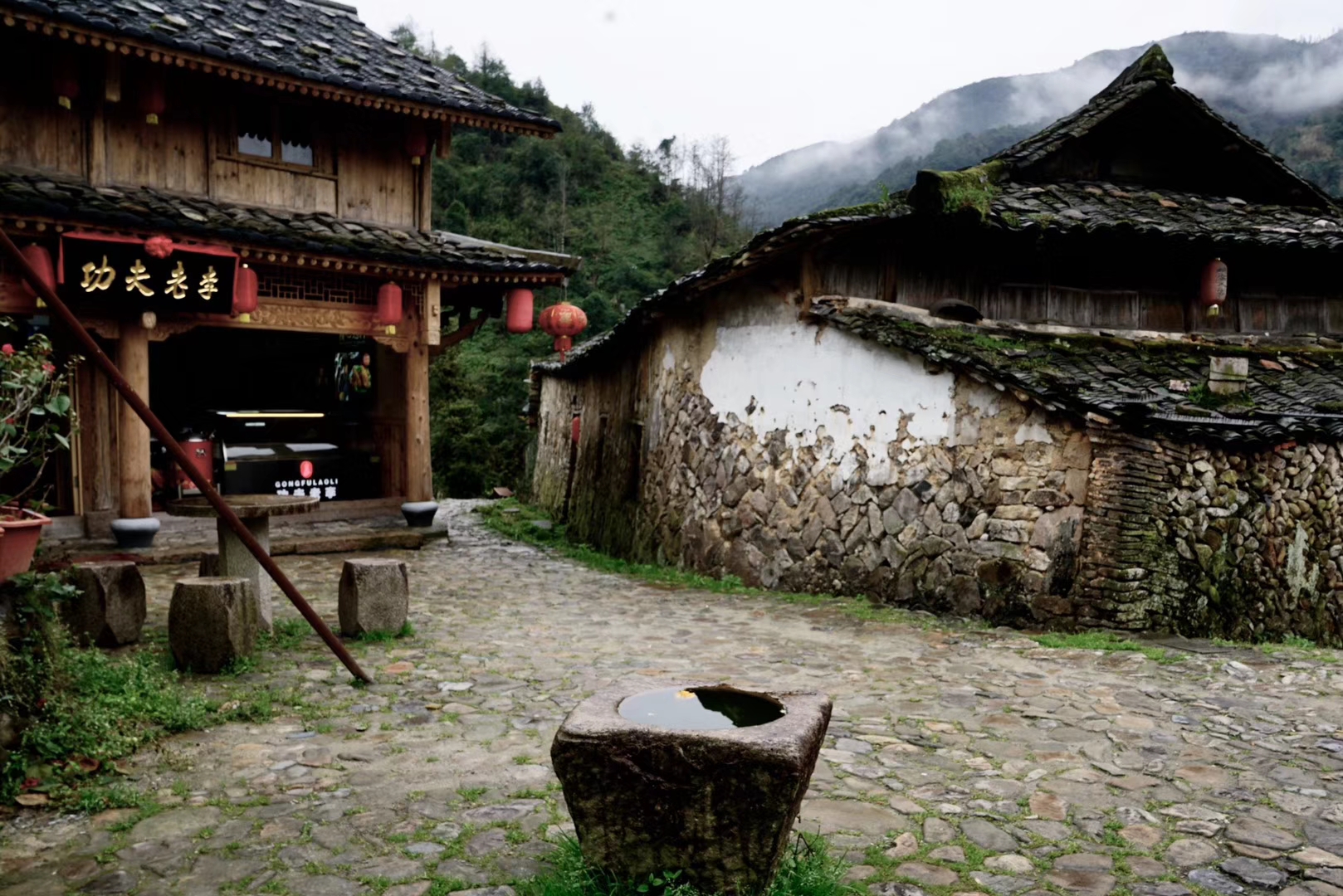 天气不错,正值春天踏青的美好季节,来到位于浙江苍南的一处古老村落
