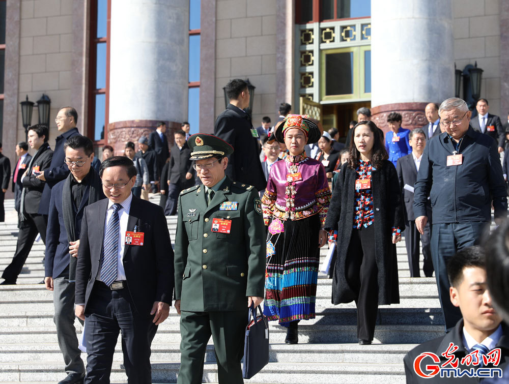 组图:全国政协十三届二次会议闭幕