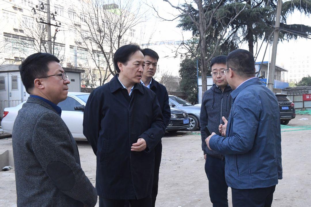 区委书记赵小林检查东姜村安置楼,苹果城项目建设情况