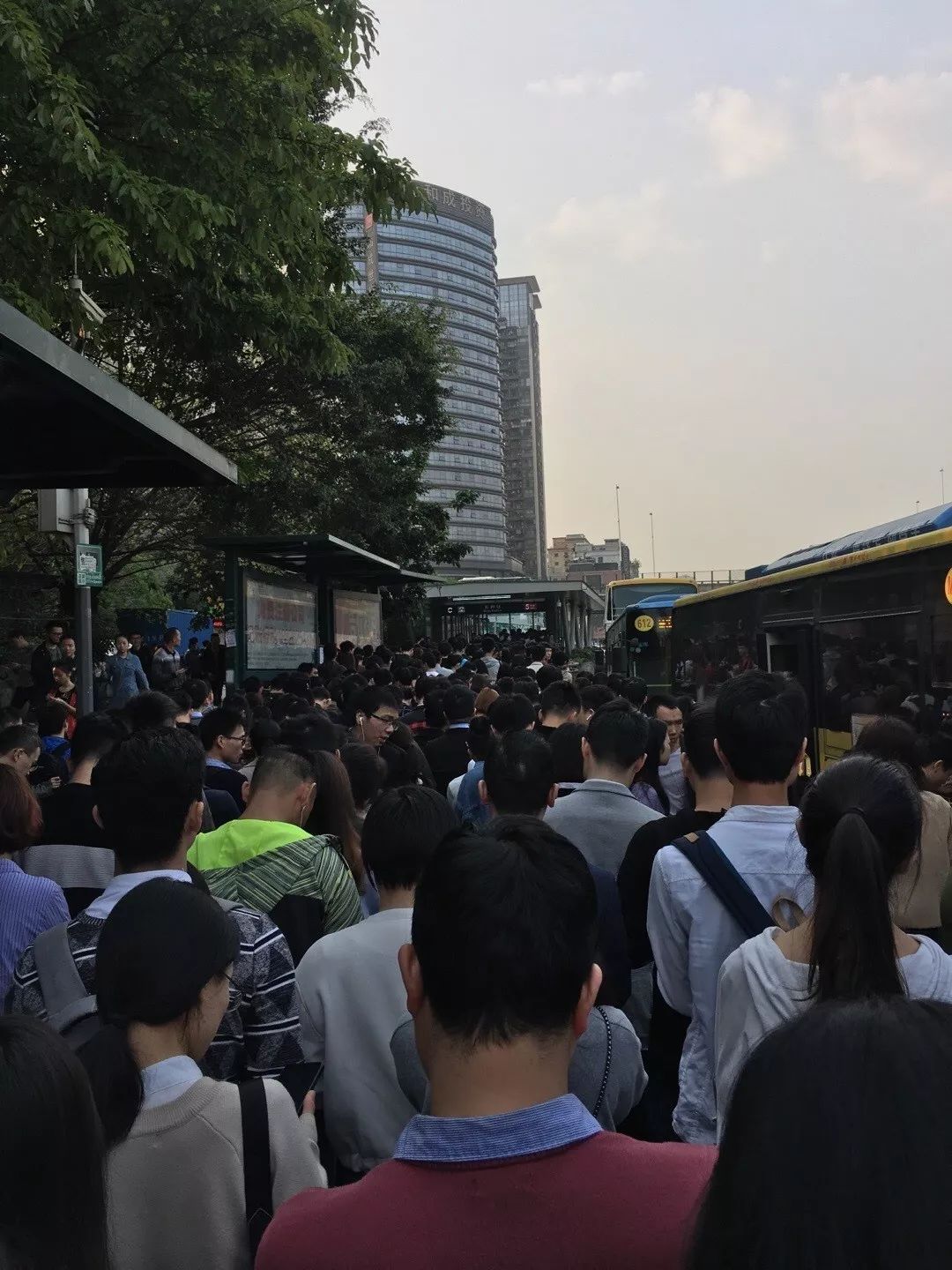 今早深圳地铁5号线又挤上热搜,多人滞留站台上班迟到