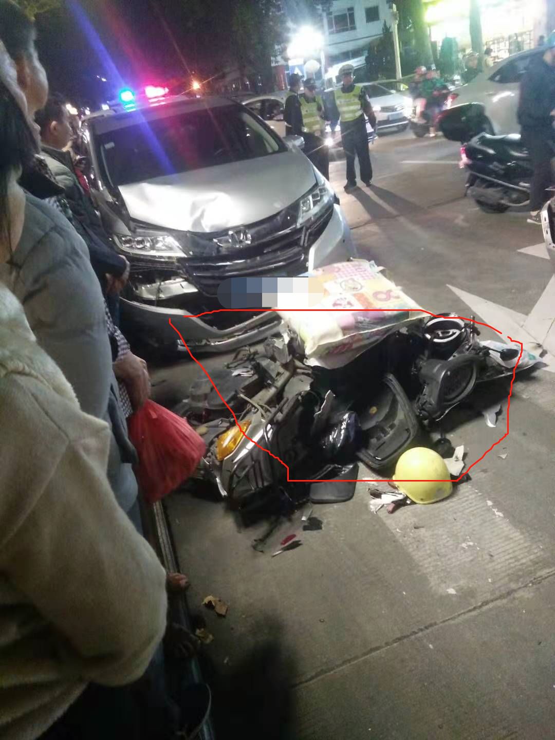 昨天晚上,位于新会人民会堂附近,惠民东路发生车祸,摩托车被撞到零件