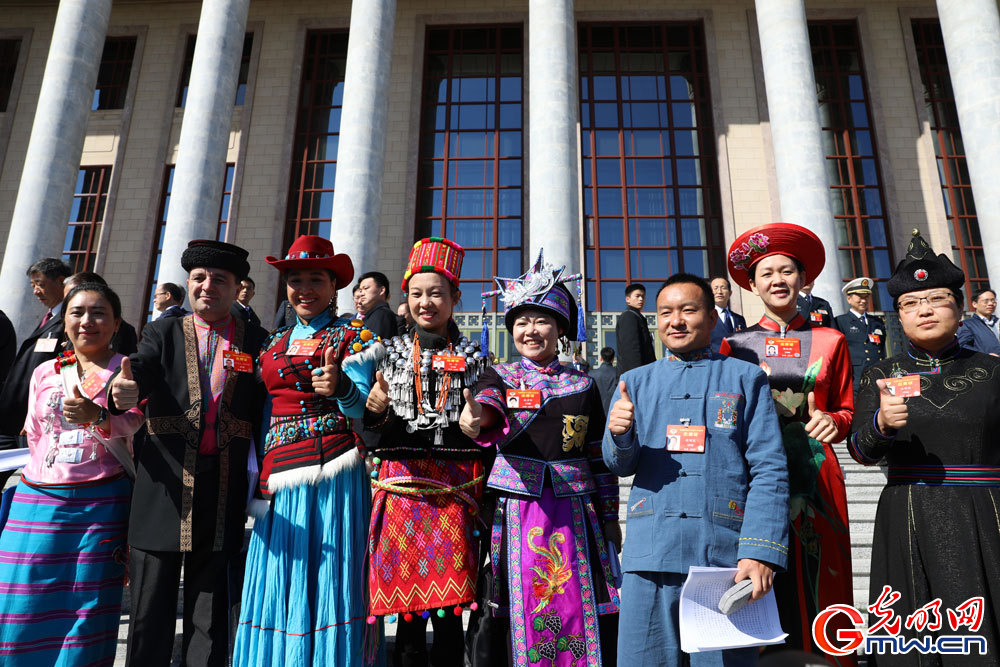 图为会议闭幕后,各地少数民族委员在人民大会堂前合影留念.