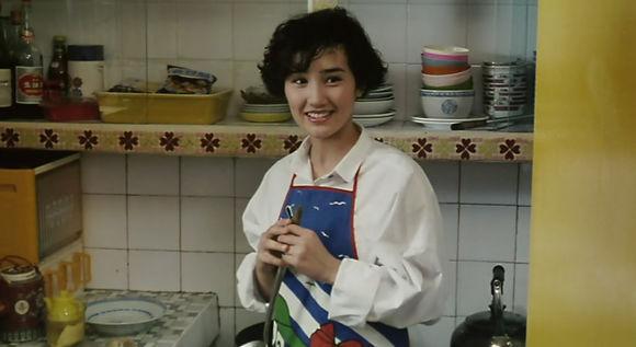 1993年与周润发出演电影《侠盗高飞》,饰演mona之后退出电影业