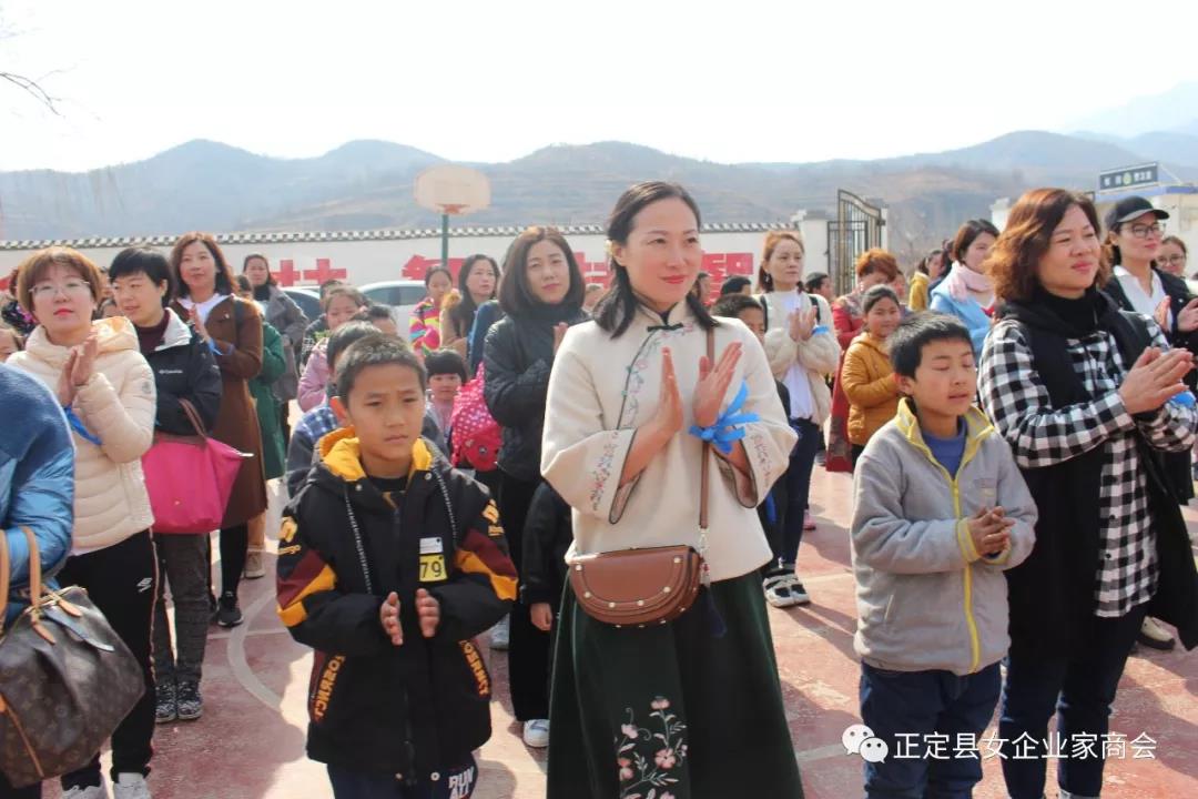 正定县女企业家商会为赞皇县黄北坪小学送温暖