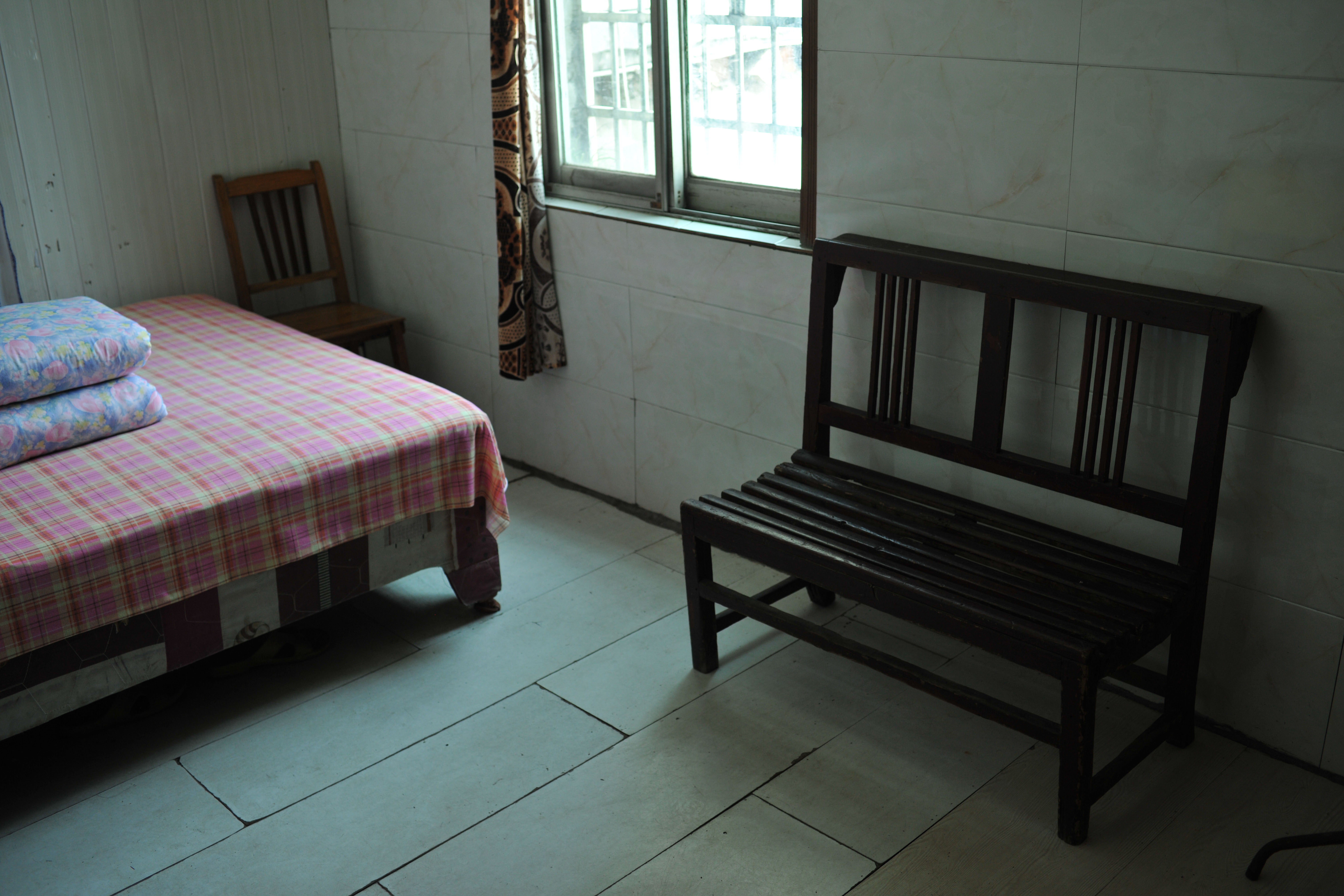 宝塔旅馆的房间内,仍然保留着老式木椅